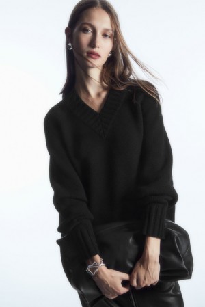 Black COS Chunky Pure Cashmere V-Neck Sweater Sweaters & Cardigans | 798043-QAM